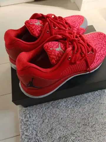 조던 레드 스니커즈