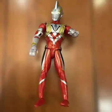 울트라맨 피규어 빨간색과 은색