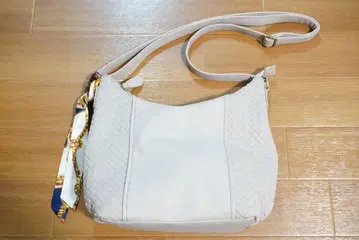 [ 새상품급 ] 여성용 숄더백 라이트 그레이 뜨개질 디자인 스카프 포함