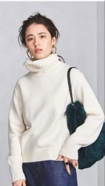 유나이티드 애로우즈 바이어스 터틀넥 니트 아이보리