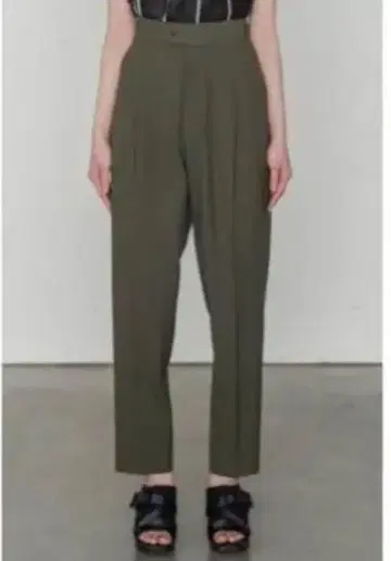 [ 미사용 새상품 택 포함 ] HYKE 테이퍼드 팬츠 사이즈 2 올리브