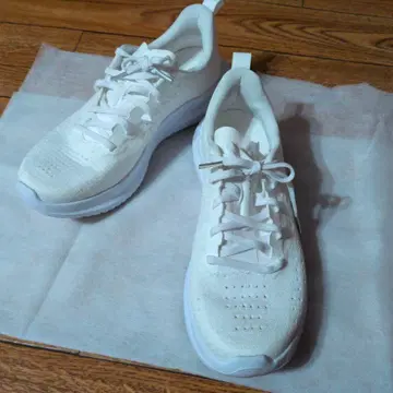 Under Armour 화이트 스니커즈