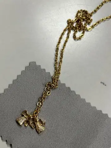 리본 모티브 목걸이 골드 컬러