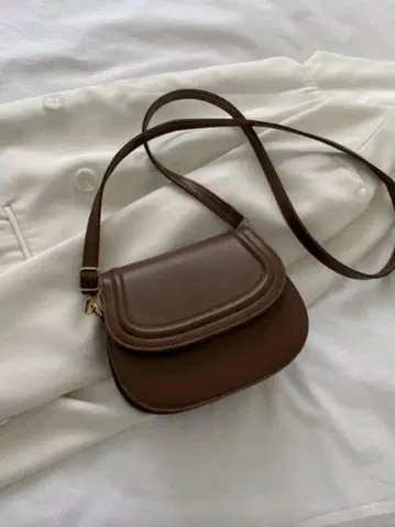 브라운 숄더백 플랩 포함 캐주얼 심플 경량