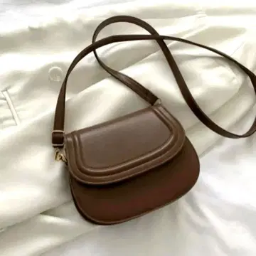 브라운 숄더백 플랩 포함 캐주얼 심플 경량