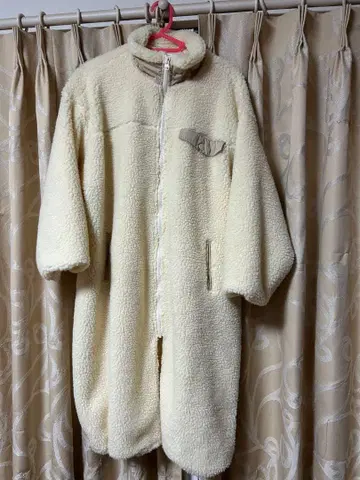 크림색 플리스 자켓