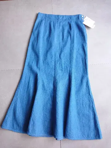 미사용 La TOTALITE 데님 플레어 스커트