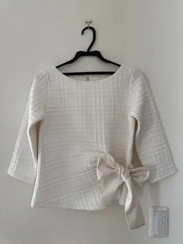 LATO CALLE 리본 포함 화이트 7부 소매 상의