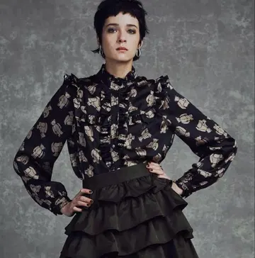 더블 스탠다드 클로징 테디베어 프릴 블라우스