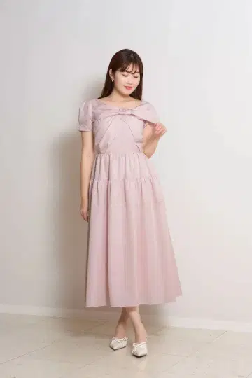 Her lip to Twisted Ribbon Tiered Dress