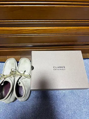 CLARKS 왈라비 베이지 스웨이드 신발
