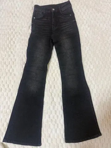 블랙 부츠컷 데님