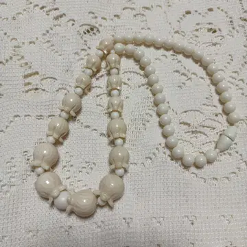 은방울꽃 같은 목걸이