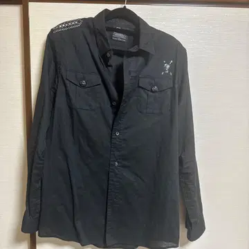 스톤 장식 블랙 셔츠