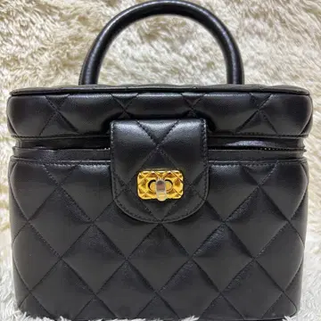 컨디션 최상 퀼팅 자립 가죽 블랙 턴락 골드 금장 장식