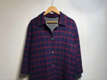 네이비와 레드 체크 무늬 롱 코트