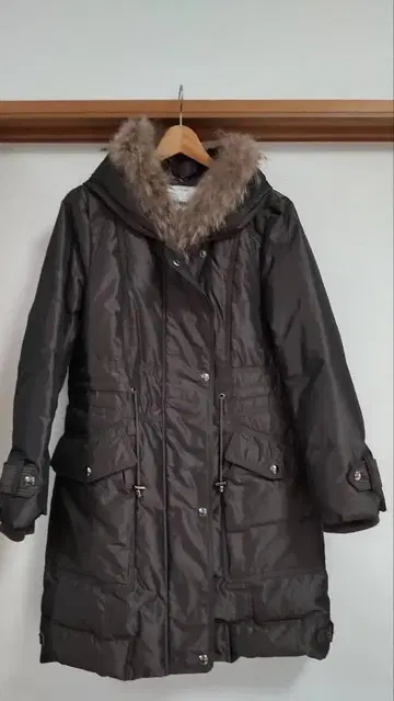 다운 자켓 퍼 (너구리) 부착 다크 브라운