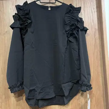 프릴 장식 블랙 긴팔 셔츠