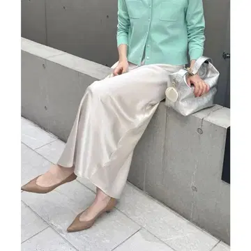 아이보리 새틴 플레어 스커트