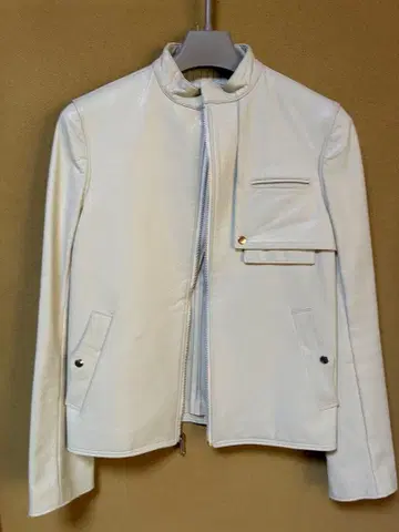 화이트 가죽 자켓