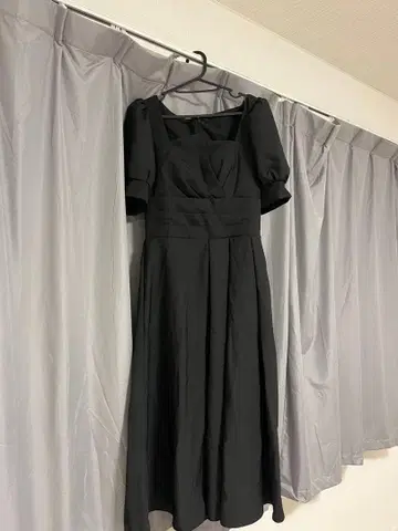 블랙 미디 드레스 퍼프 슬리브