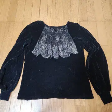 레이스 달린 블랙 긴팔 상의