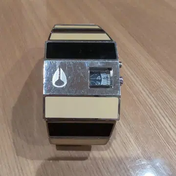 NIXON 유니크 디자인 시계