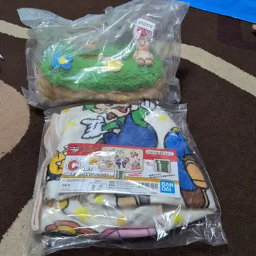 마리오 피규어와 봉제 인형 세트