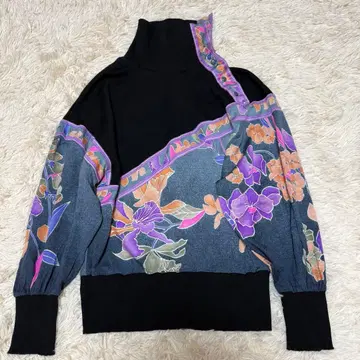 LEONARD 레오나르 꽃무늬 자수 터틀넥 니트