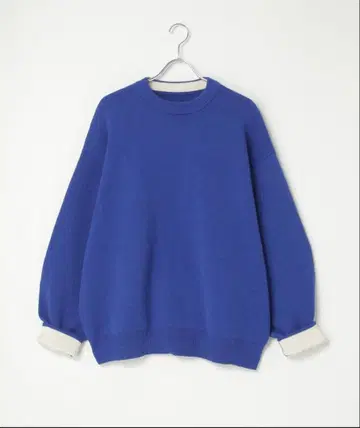 파란색 크루넥 스웨터 긴팔