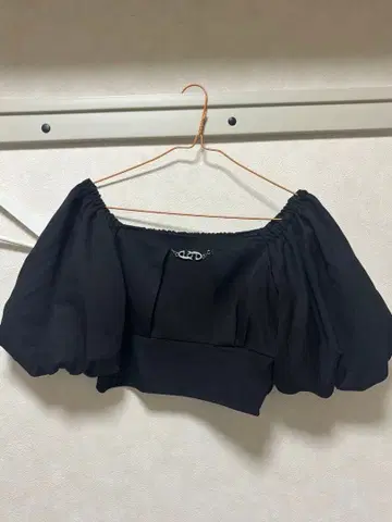 EMODA 오프숄더 블랙 퍼프 슬리브 상의