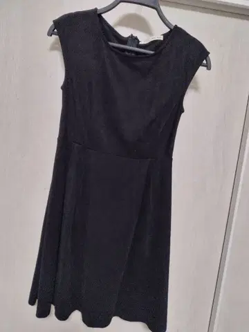 로얄 파티 블랙 스웨이드풍 무릎 기장 원피스 반팔