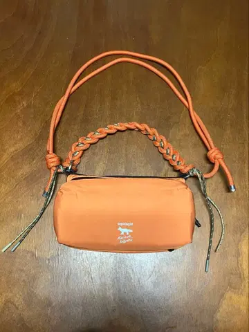 메종 키츠네 x 토폴로지 보틀 사코슈