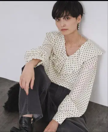 화이트 도트 프릴 블라우스