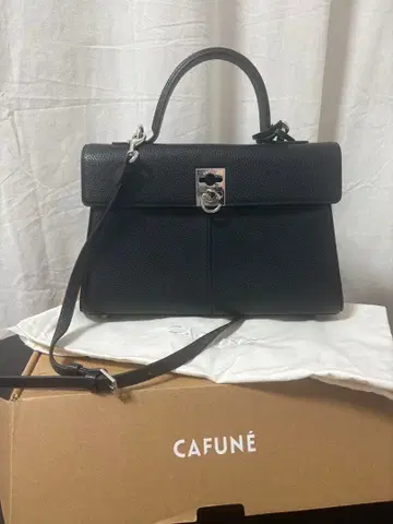 새상품급 카푸네 스탠스백 cafune 블랙 실버 금장 장식