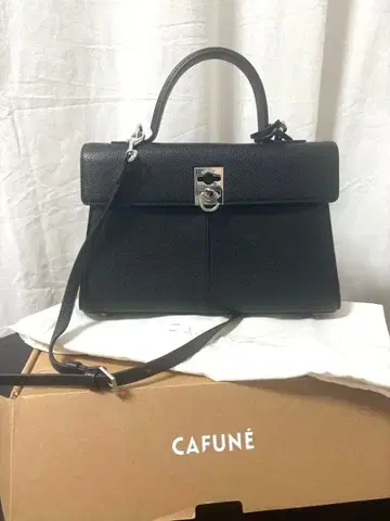 새상품급 카푸네 스탠스백 cafune 블랙 실버 금장 장식