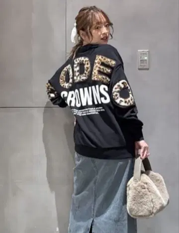 로데오 크라운 애니멀 인조 모피 아플리케 맨투맨 상의