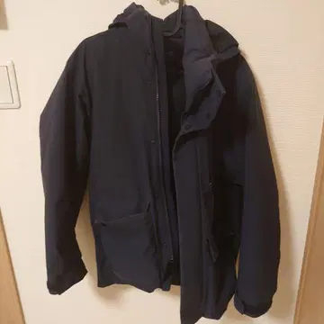 아침 유명 브랜드 UNIQLO의 네이비 후드 부착 다운 자켓