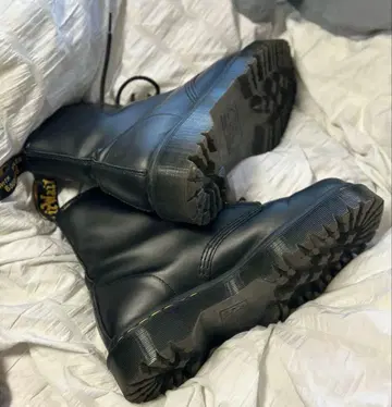 닥터마틴 에이트홀 부츠 블랙