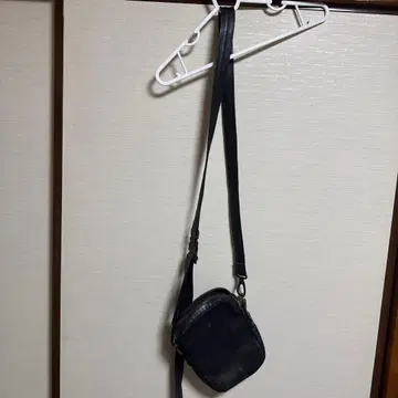 블랙 가죽 숄더백 스컬 모티브