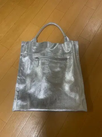 메탈릭 실버 토트백
