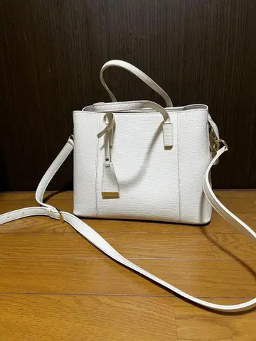 DIANA 엠보 핸드백 화이트