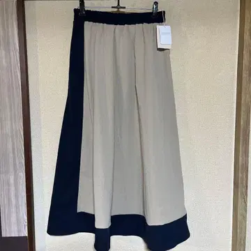 플레어 스커트 베이지와 블랙 콤비