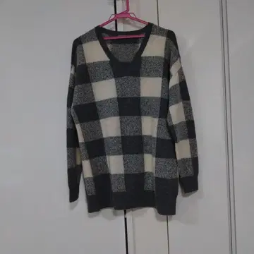 띠어리 루스 체크 무늬 V넥 스웨터