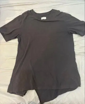 BEDFORD 다크 그레이 비대칭 T셔츠