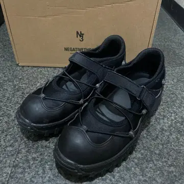 NEGATIVETHREE 블랙 스니커즈
