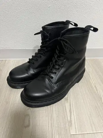 닥터마틴 8홀 블랙 스티치