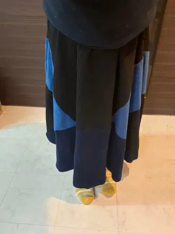 차이하네 플레어 스커트 블랙과 파랑의 배색