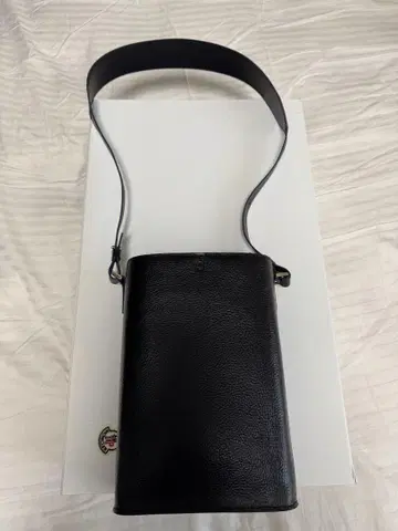 +J 블랙 가죽 숄더백