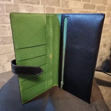 그린과 블랙의 가죽 장지갑